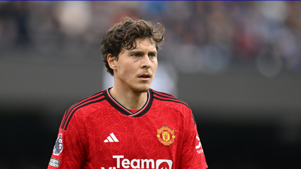 Victor Lindelof playing for Man United.