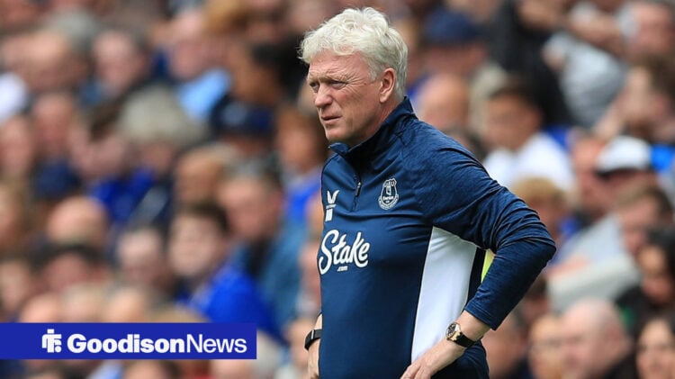 An image of Everton manager David Moyes with hands on his waist