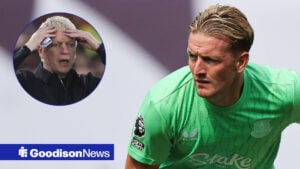 Jordan Pickford playing for Everton with David Moyes looking perplexed