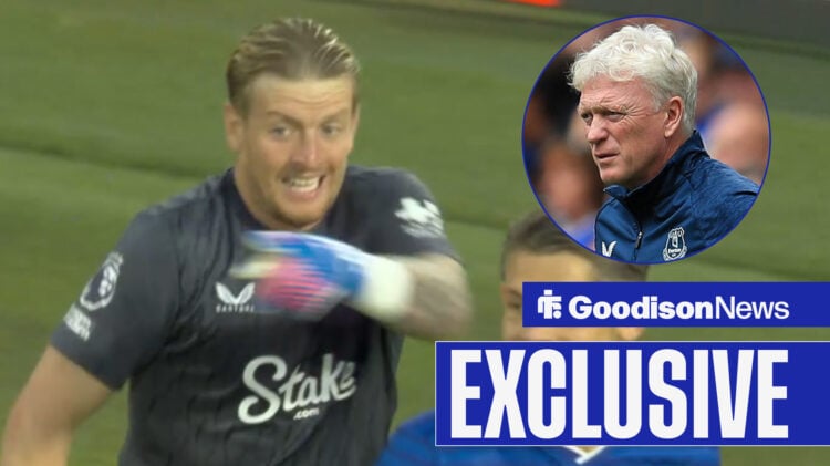 Jordan Pickford points as Everton lose vs Leeds. David Moyes looks on in a circle.