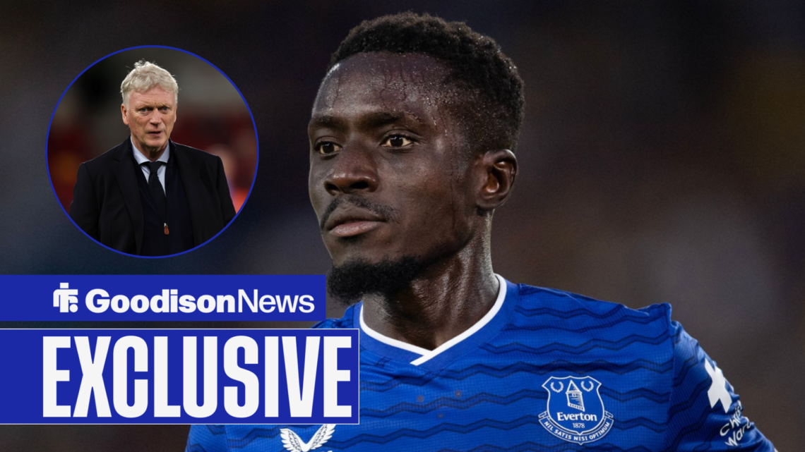 Idrissa Gueye playing for Everton with David Moyes in circle