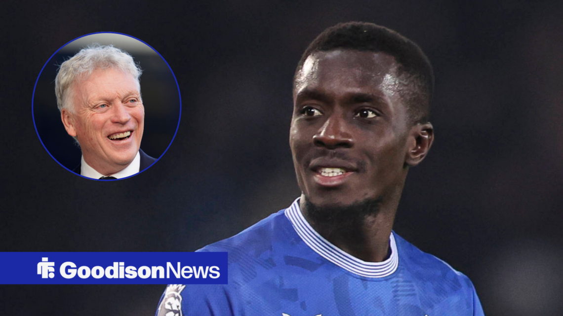 Idrissa Gueye with Davis Moyes smiling next to him