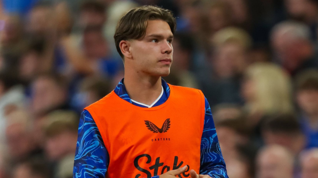 Everton star Tyler Dibling warming up.