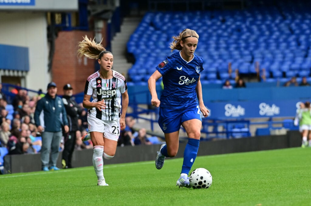 Katja Snoeijs dribbling with the ball