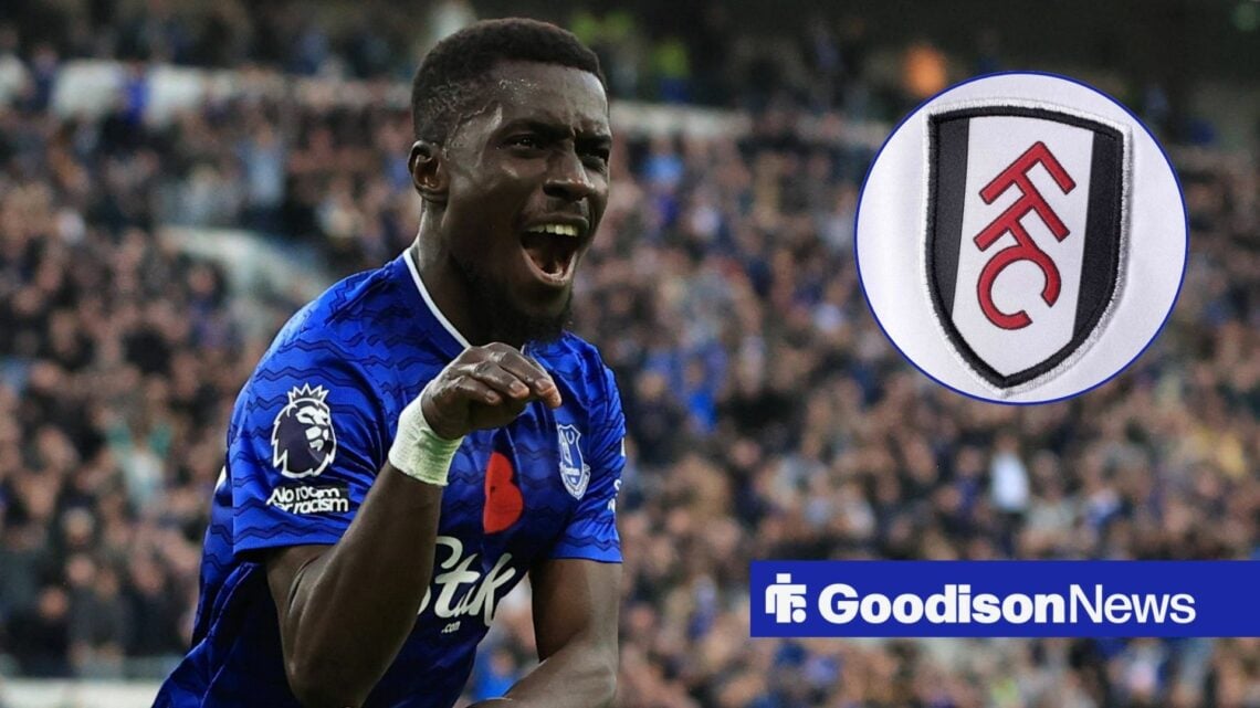 Idrissa Gana Gueye looking at the Fulham badge.