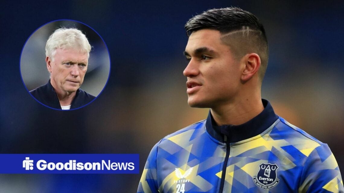 Carlos Alcaraz looking serious in the direction of David Moyes.