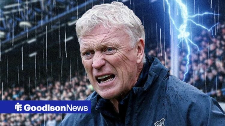 Everton manager David Moyes shouts with lightning background