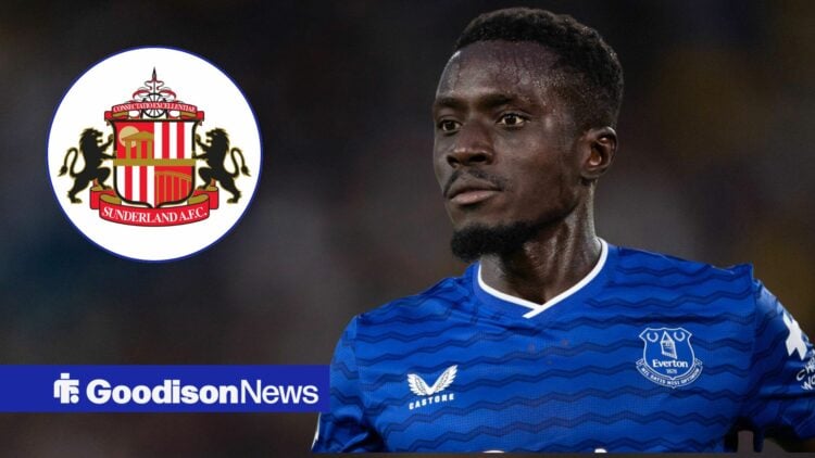 Idrissa Gueye looking towards a Sunderland badge in a circle inset