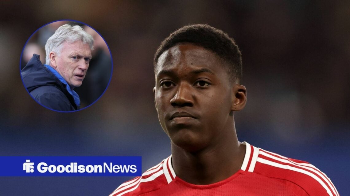 Kobbie Mainoo looking at David Moyes in circle