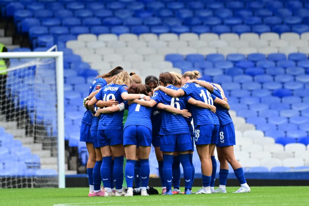 Everton Women in team huddle