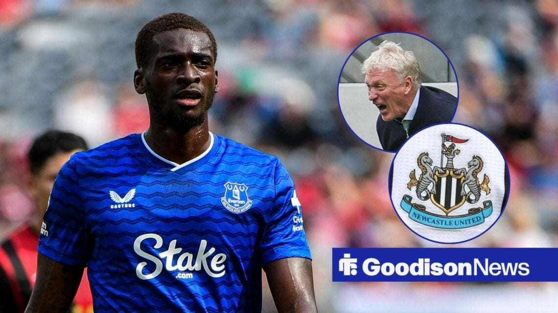 Tim Iroegbunam looking an enraged David Moyes and the Newcastle United badge.