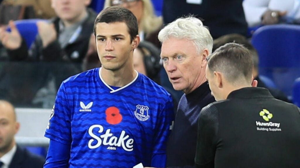 Merlin Rohl and David Moyes talking to each other during an Everton game