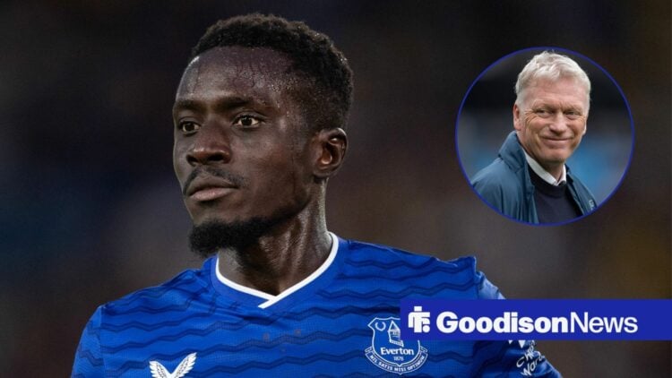 Idrissa Gueye looking away from David Moyes in circle
