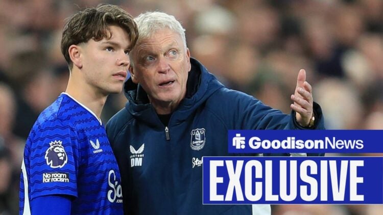 David Moyes with arm round Tyler Dibling behind exclusive banner