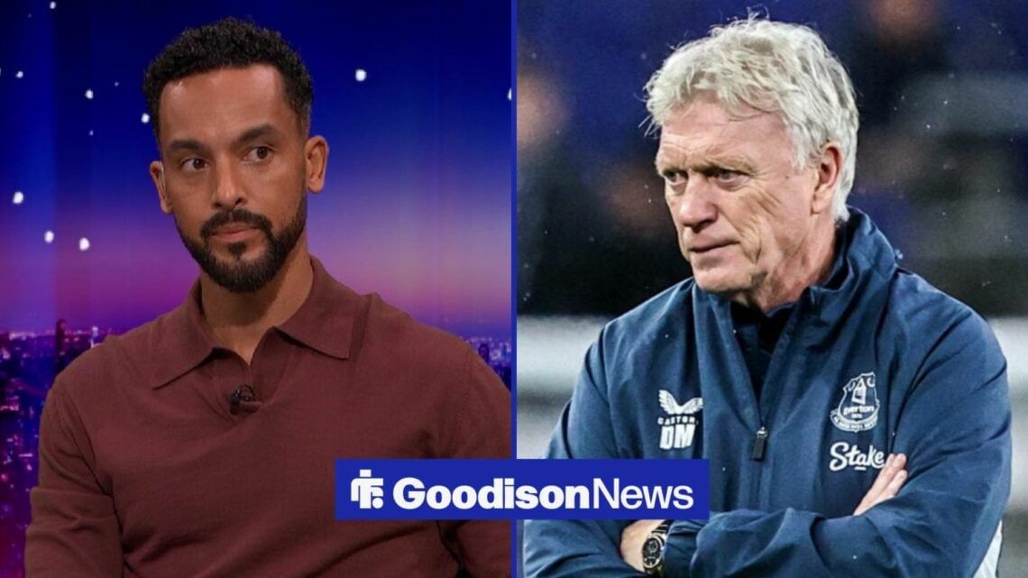 Theo Walcott and David Moyes looking at one another with a concerned look.