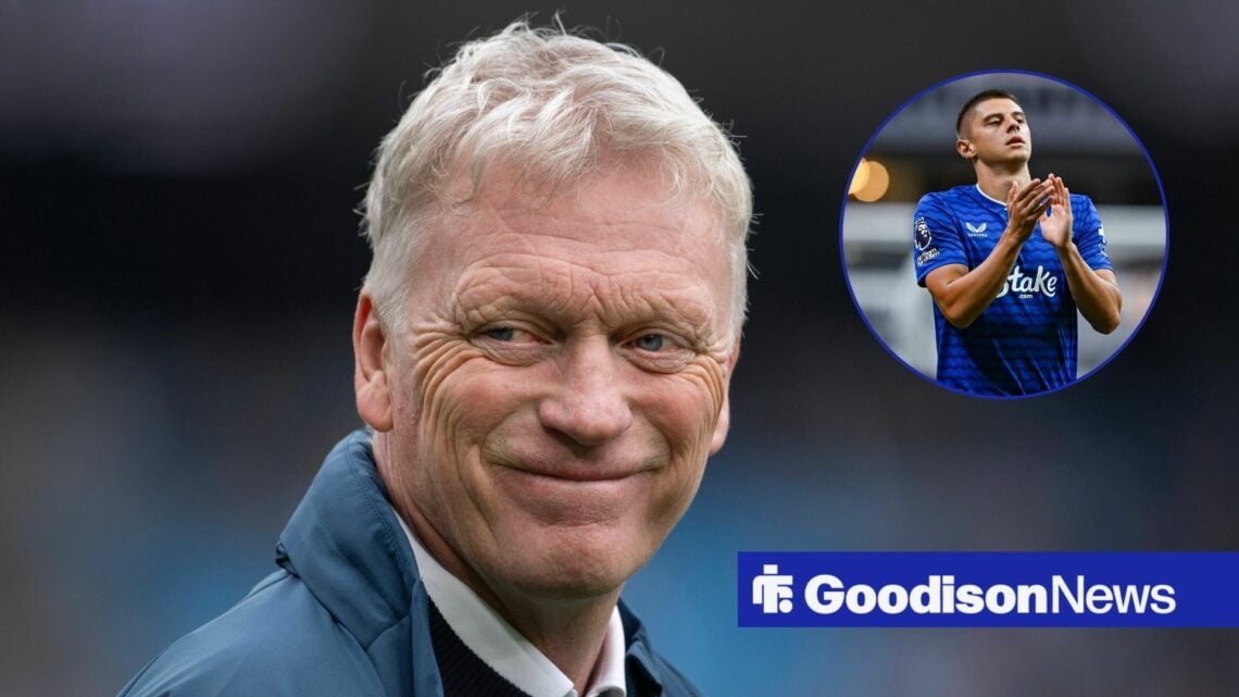 Everton's David Moyes with Vitalii Mykolenko