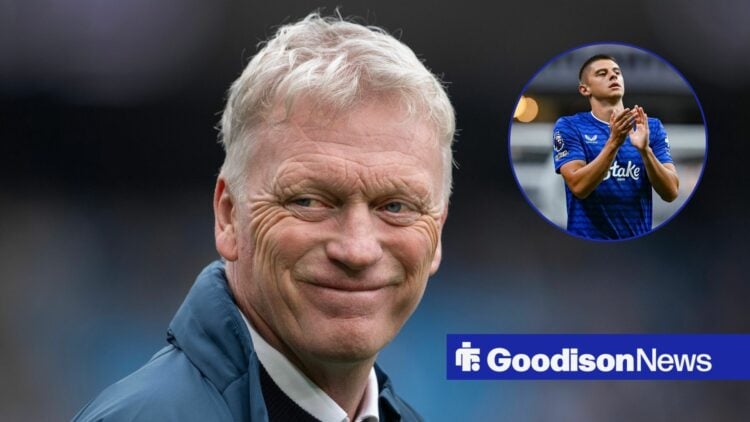 Everton's David Moyes with Vitalii Mykolenko