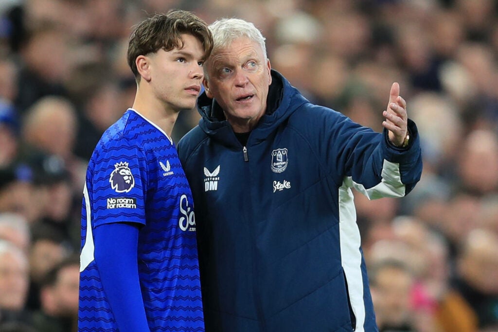 David Moyes with his arm round Tyler Dibling on sidelines