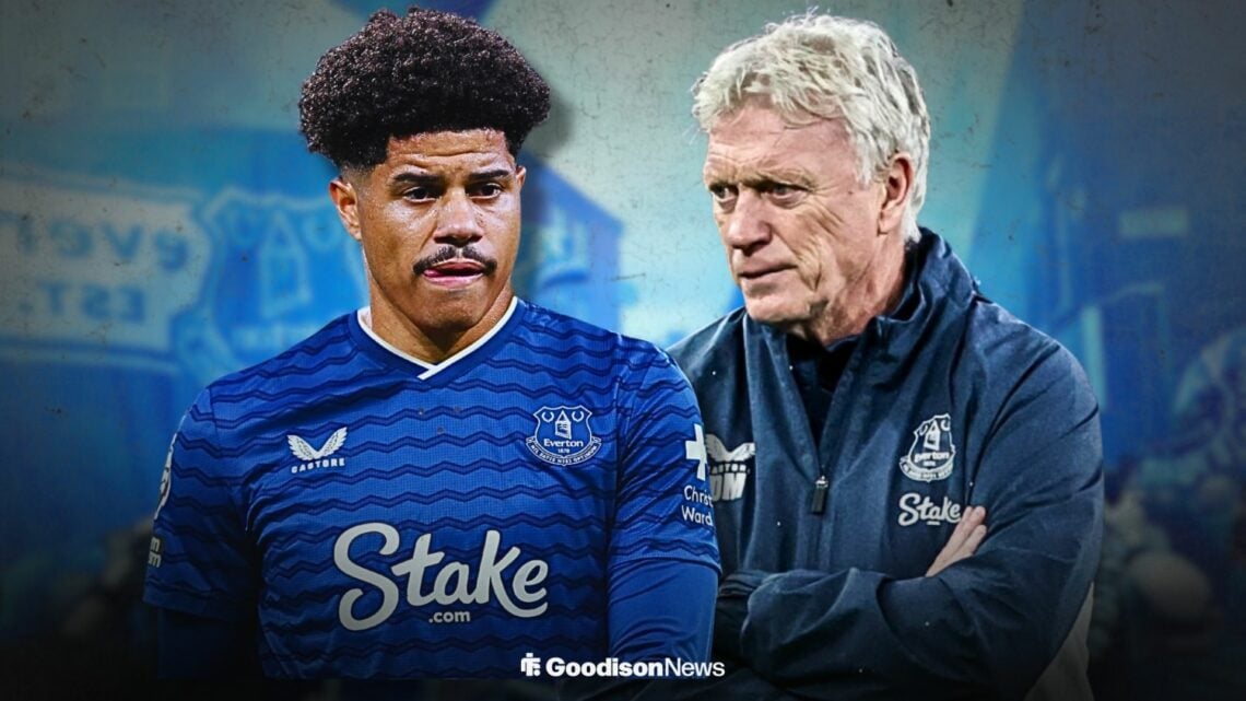Gabriel Sara in an Everton shirt standing next to David Moyes looking annoyed