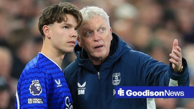 David Moyes with his arm round Tyler Dibling on sidelines