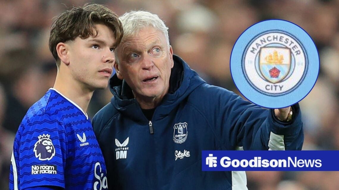 David Moyes with his arm round Tyler Dibling on sidelines looking towards a circle inset of the Manchester City badge