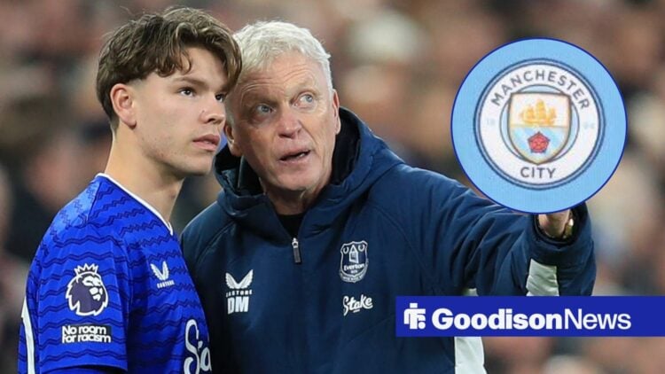 David Moyes with his arm round Tyler Dibling on sidelines looking towards a circle inset of the Manchester City badge