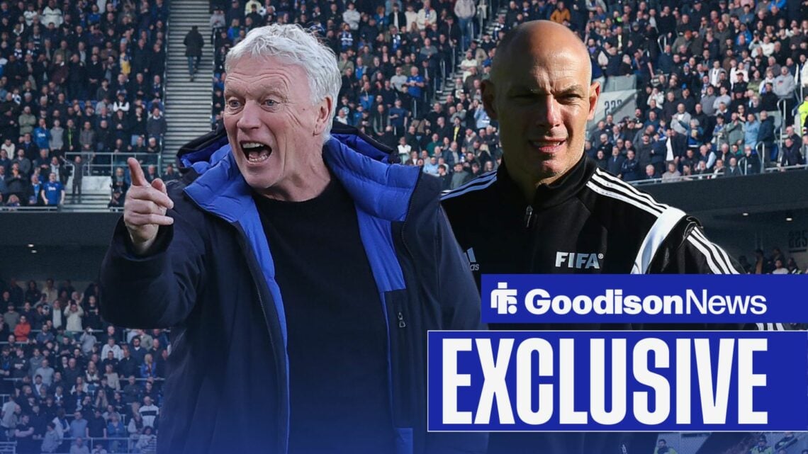 David Moyes points angrily, as Howard Webb looks on