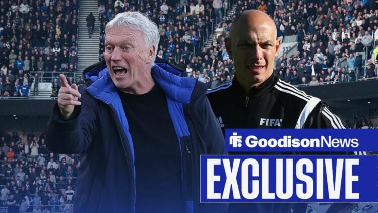 David Moyes points angrily, as Howard Webb looks on