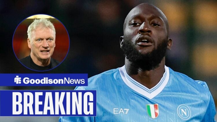 Romelu Lukaku looking at Everton manager David Moyes.