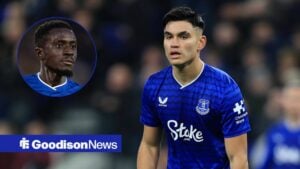 Idrissa Gana Gueye looking at Charly Alcaraz.