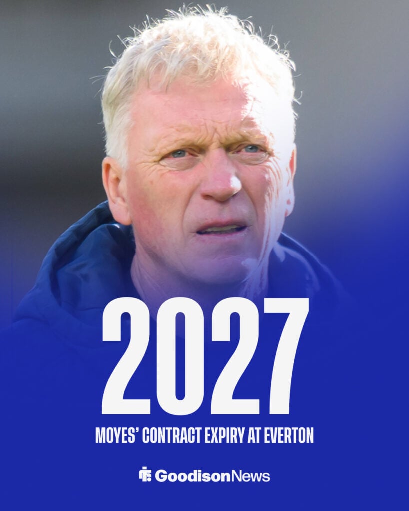 Everton boss David Moyes applauds the supporters after their draw against Brentford.