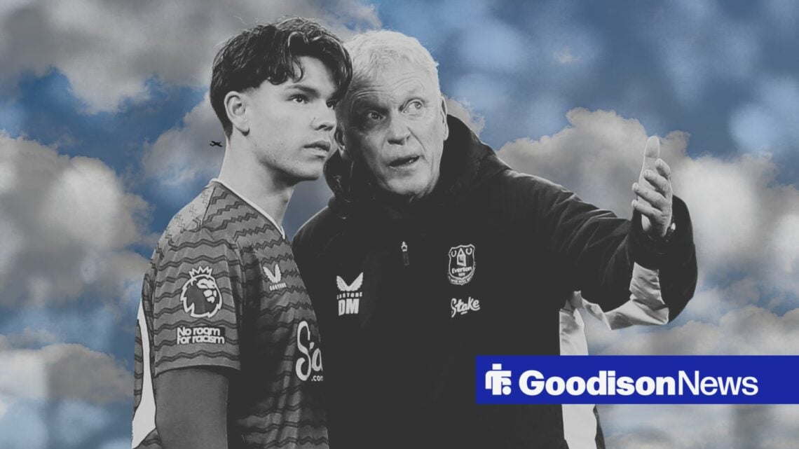 Everton manager David Moyes issues instructions to substitute Tyler Dibling.
