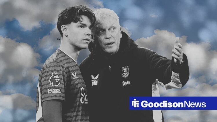 Everton manager David Moyes issues instructions to substitute Tyler Dibling.