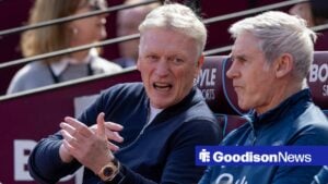 David Moyes speaking to Billy McKinlay at the London Stadium